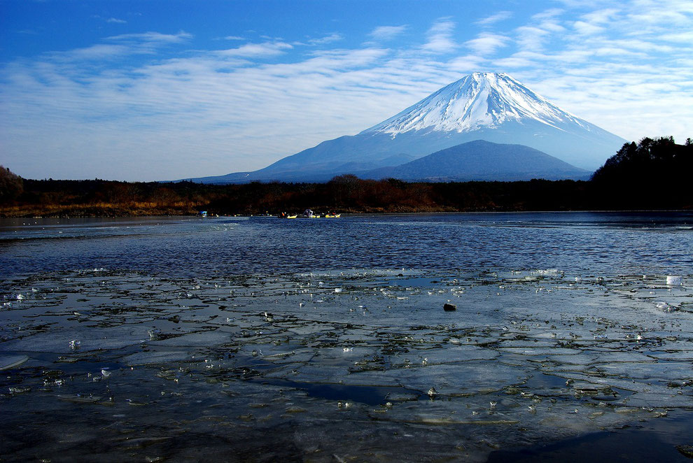 冬の精進湖から見る富士山　写真：前尾津也子