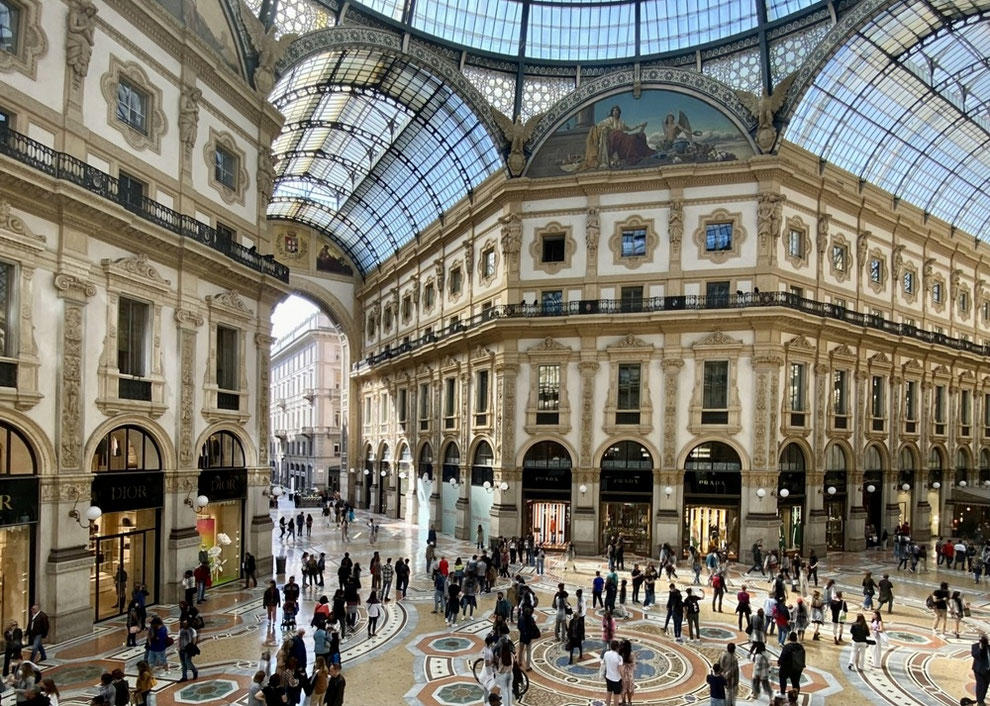 イタリア・ミラノ・アーケード広場