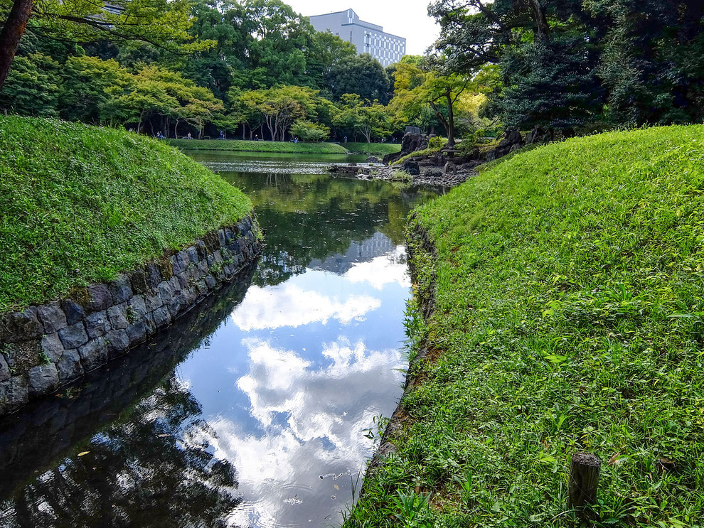 小石川後楽園の水路に映る秋空