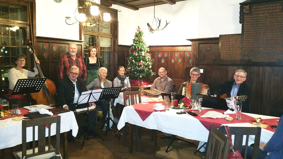 Stub’nmusik vom Spontichor Passau/Heining unter der Leitung von Christl Rösch (dritte von links) und (stehend) Christine Fisch und Reinhart Sitter