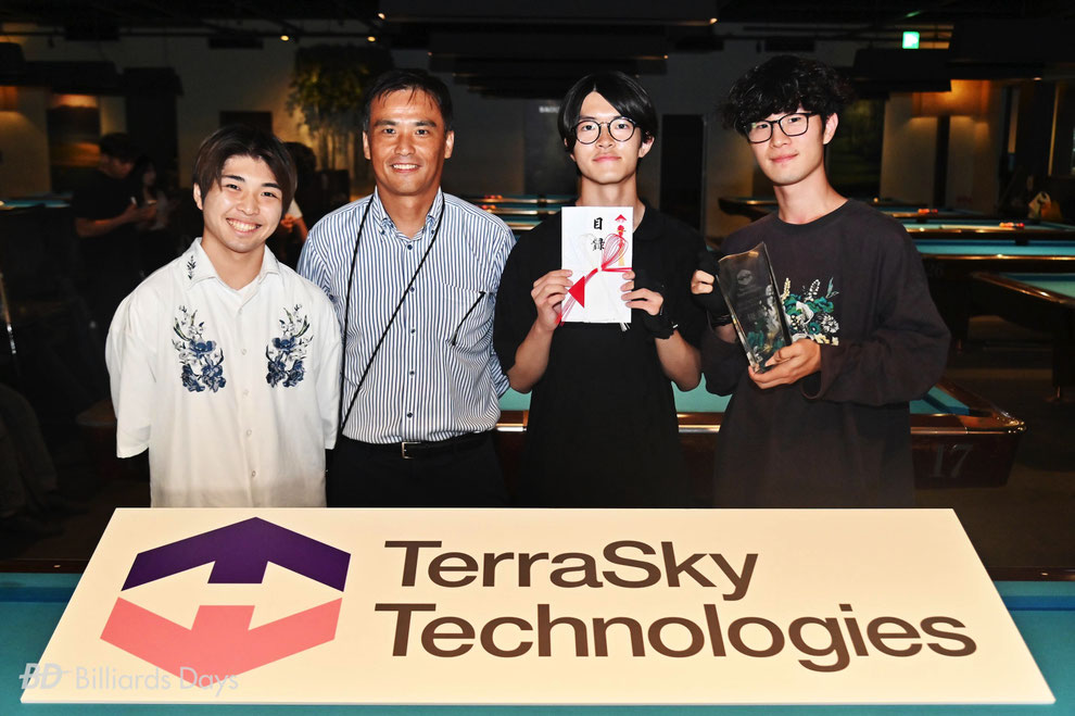 優勝の明治大学。左2はメインスポンサー、テラスカイ・テクノロジーズ取締役執行役員・宮内修氏