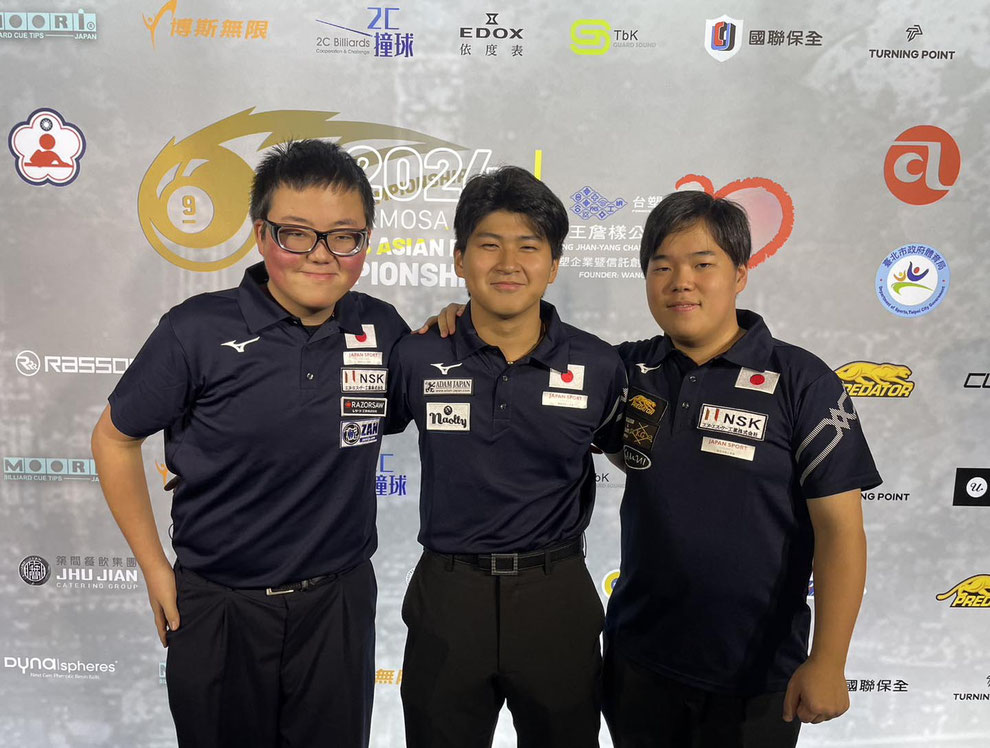 日本ジュニア代表3選手。中央：宮本琉成・銀メダル、左：金澤蒼生・銅メダル、右：織田賢人・9位タイ　Photo : けんとパパ
