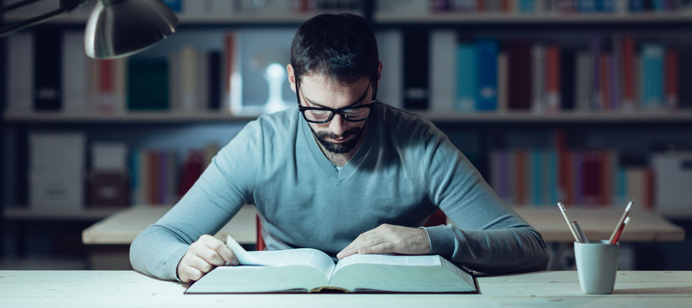 Ein fokussierter Mann liest ein Buch