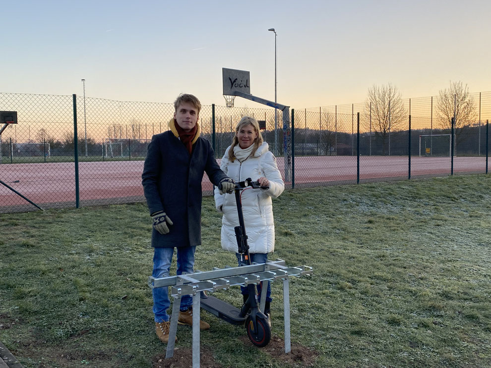 CDU Parteichef Florian Gibbe (links) und CDU-Fraktions- und Parteivize Natalie Warnecke-Quanz (rechts) weihen eine der ersten E-Scooter Parkstationen in der Nähe des Sportzentrums ein. (Foto, CDU Langenselbold)