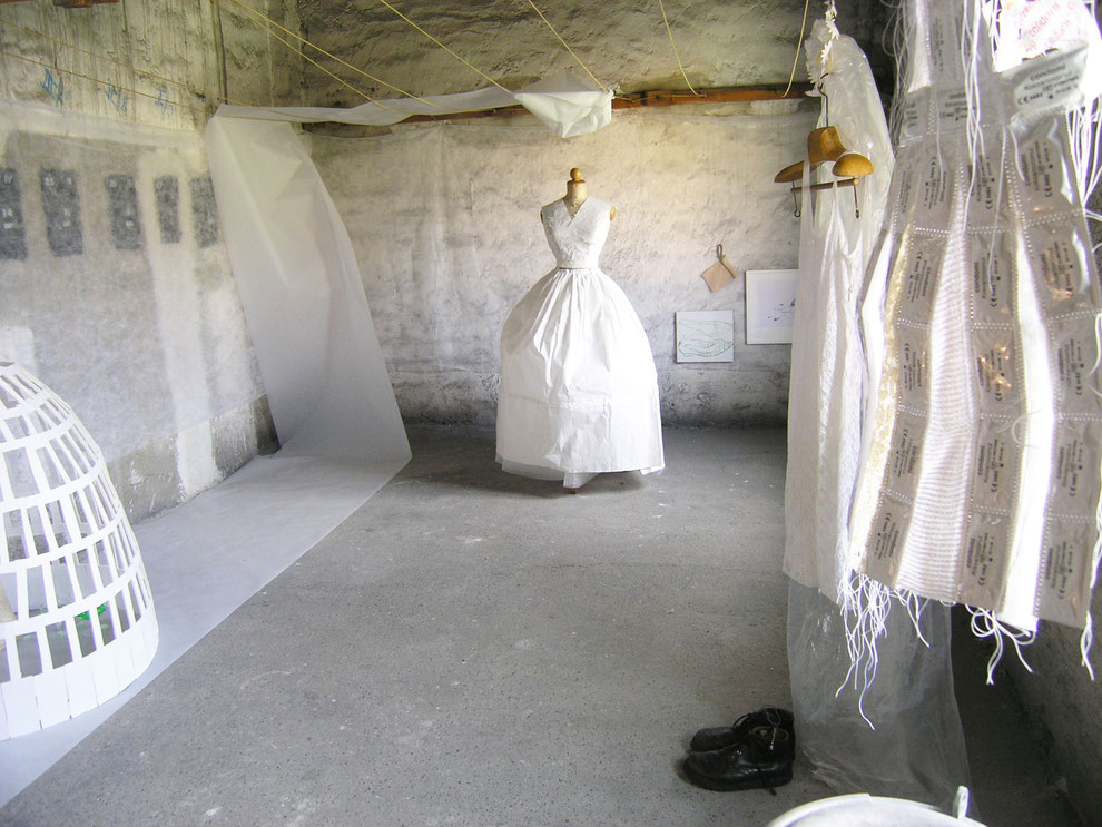 Eva Hradil, "Brautkleider waren mir immer zu eng" 2011, Rauminstallation, Waschküche/Atelier Waltraud Palme