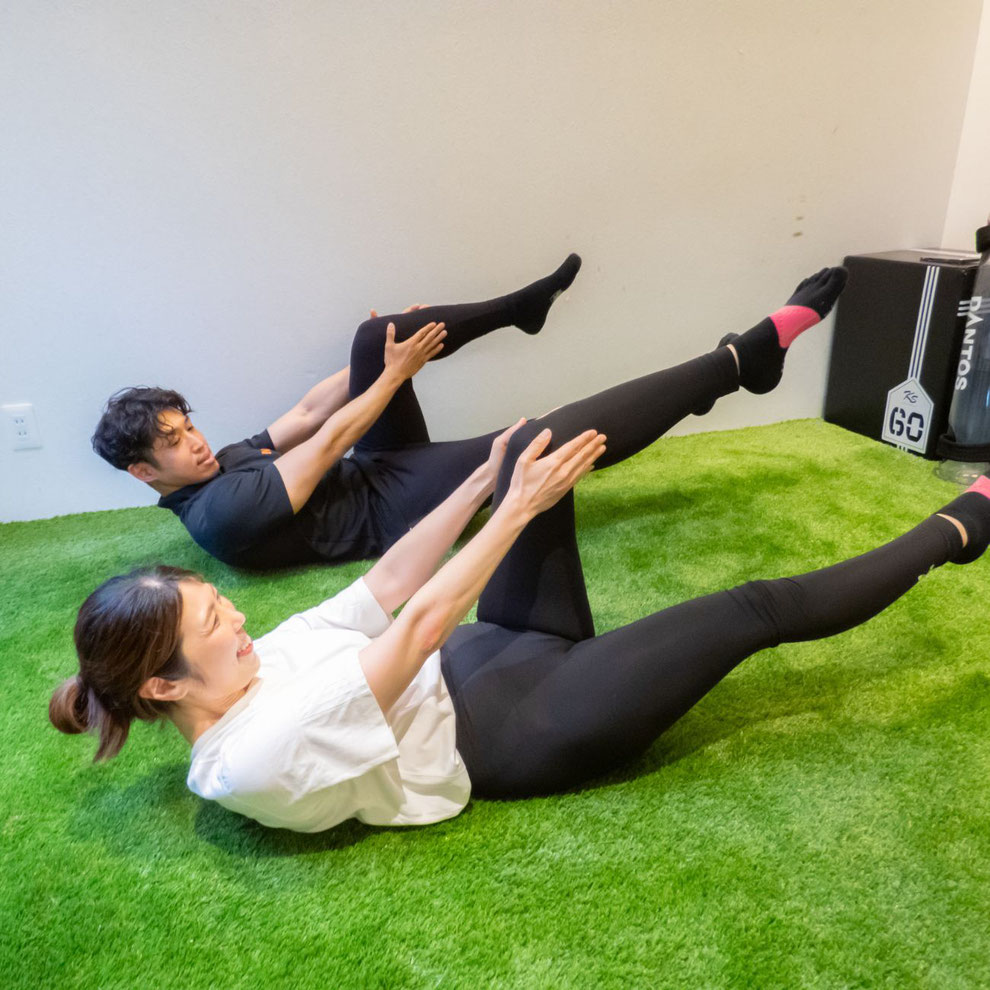 ピラティス　シングルレッグストレッチ（Single Leg Stretch）