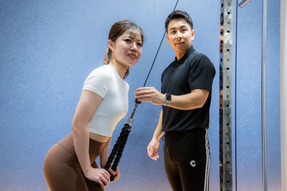クラシカルなロングスリーブドレスが似合う二の腕トレーニング