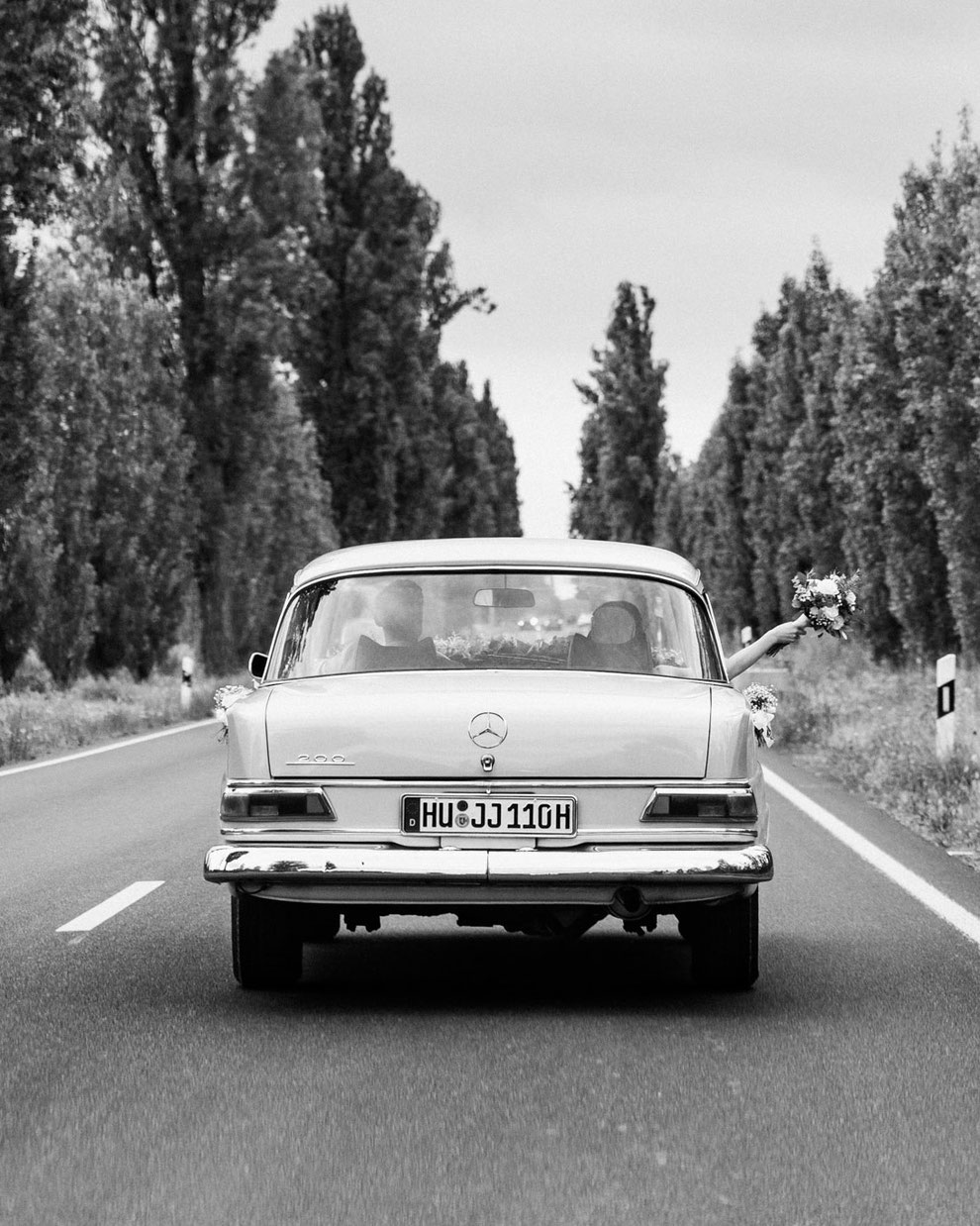 Künstlerisches Porträt eines Models im Studio, das Accessoires gekonnt nutzt