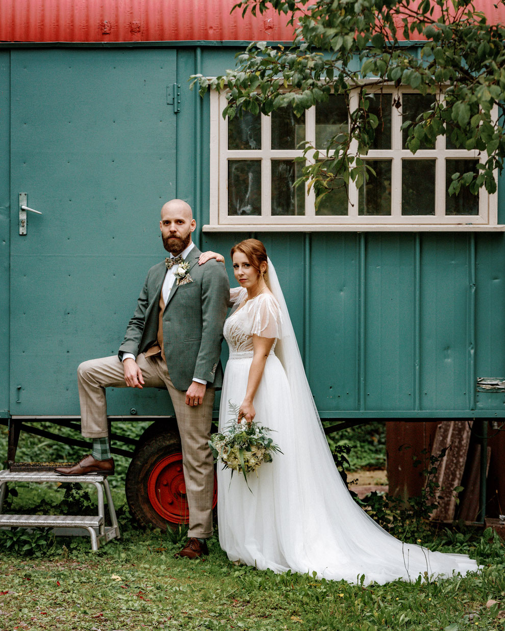 Natürliches Outdoor-Porträt eines Models in einem grünen Park, eingefangen im Sonnenlicht