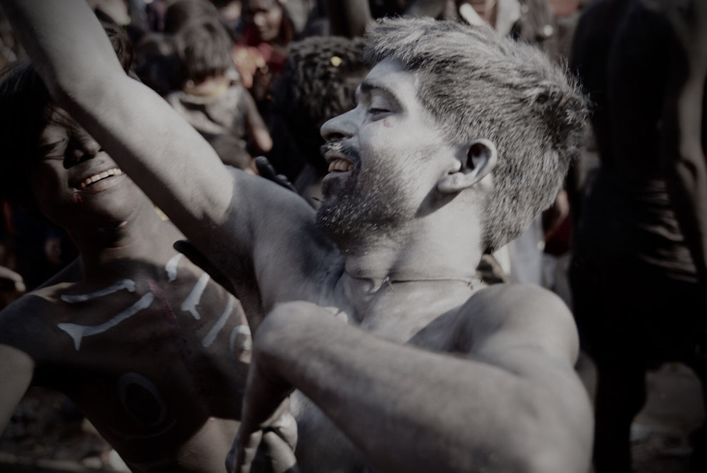 Dämonen tanzen zu Ehren Shivas beim Maha Shivratri