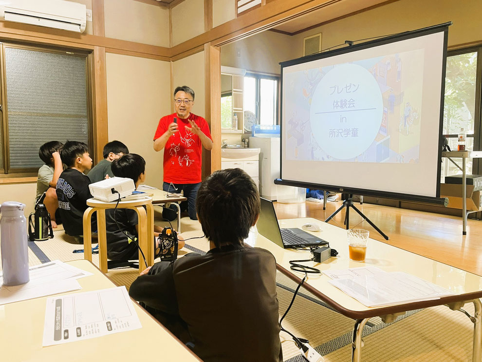 子どもたちがワークに取り組んでいる時間を利用し、保護者向けの説明を実施