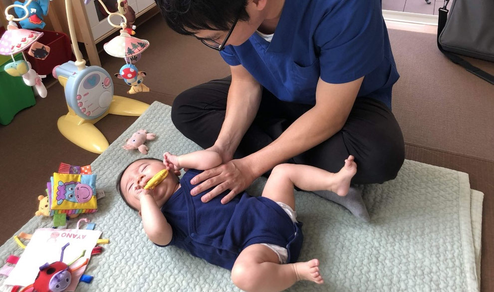四肢麻痺のお子さんへの施術風景