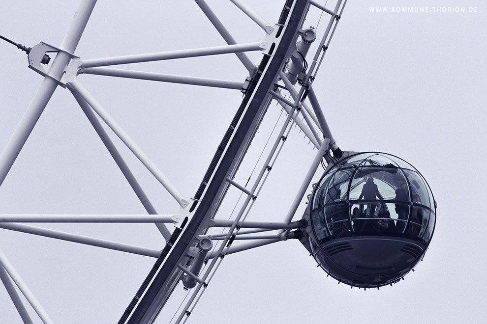 London Eye von der gegenüber liegenden Seite der Themse