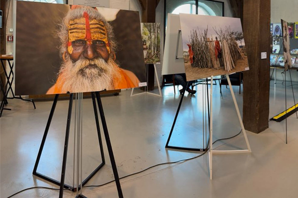 Fotoausstellung mit schwarzen und weißen Mietstaffeleien in einem Museum in Wuerzburg