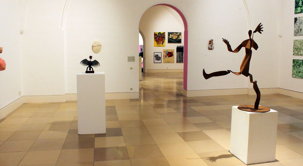 Rent display pedestals for showcasing art, products, or exhibition objects – elegant and versatile presentation solutions