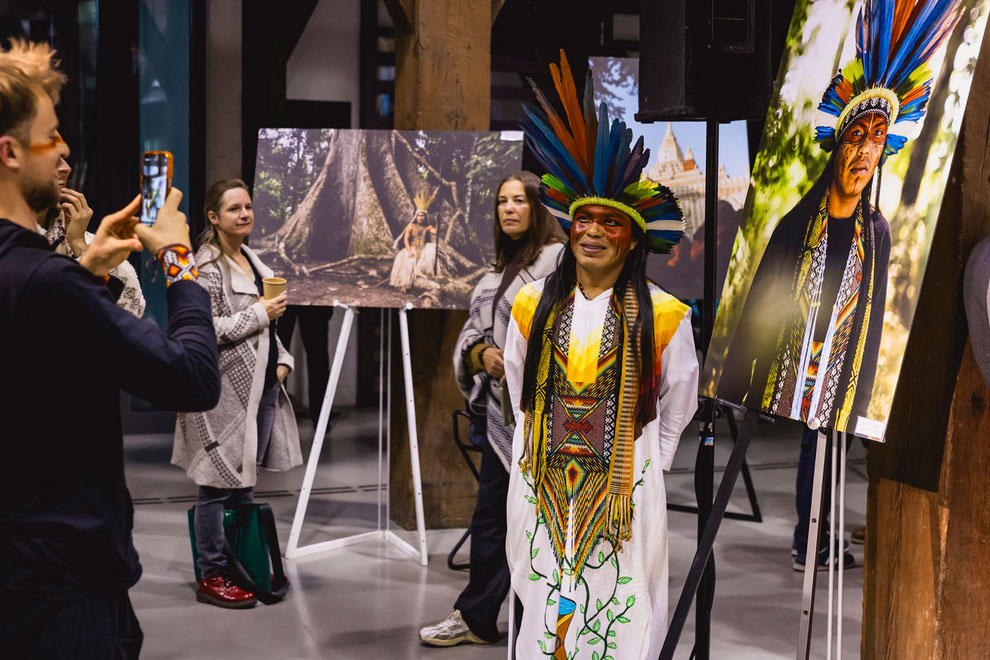 Photographie Ausstellung in einem Museum mit geliehenen Staffeleien bei Staffeleimiete.com