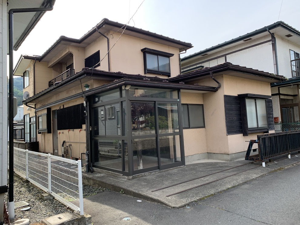 玄関には風除室が付いています。お気に入りの自転車を置いてちょっと世界遺産の御所野縄文公園にサイクリングもおすすめ。