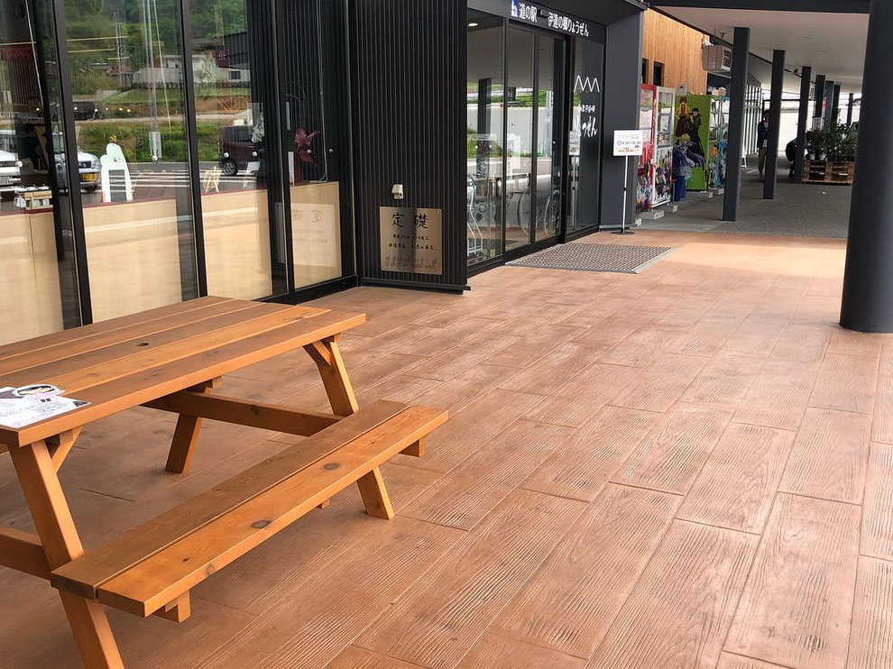 エクステリア　外溝　外構　造園　展示場　ショールーム　庭　塀　門　フェンス　カーポート　デザイン　スタンプ　コンクリート　アウトレット　ディズニー　ランド　リゾート　ミッキー　モルタル造形　スタンプコンクリート　モール　ユニバーサル　スタジオ　修理　エクステリア　メンテ　修繕　補修　直す　部品　交換　カーポート　ウッド　デッキ　オーバードア　フェンス　扉　ライト