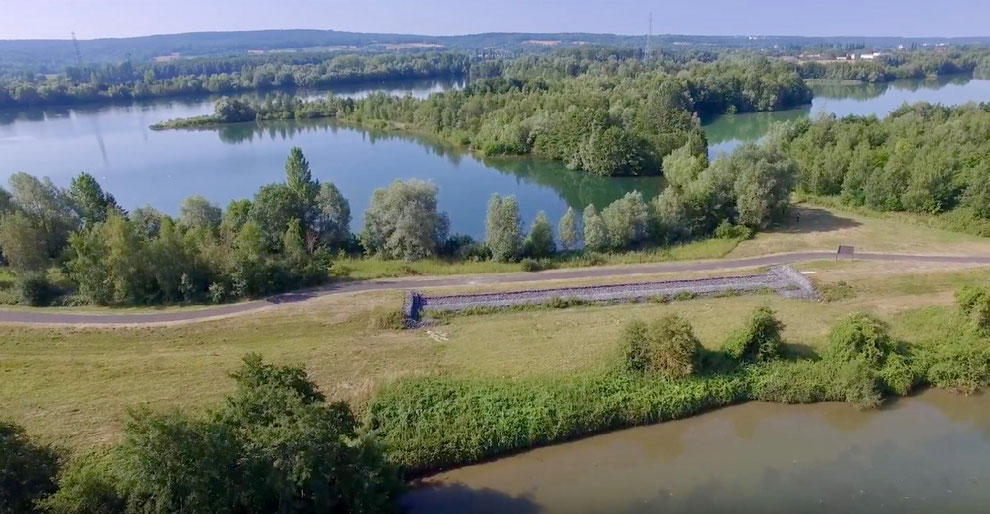 Déversoir de Pont-Sainte-Maxence. Au premier plan, l'Oise et au fond, le casier.