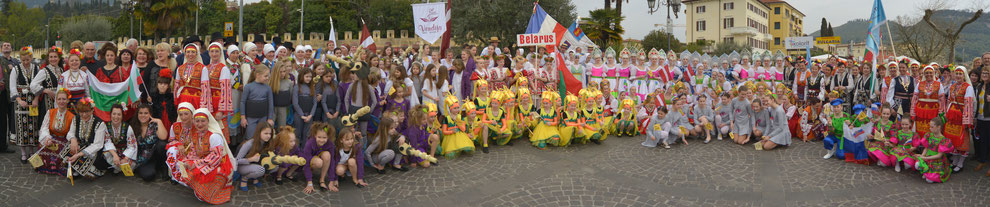 "Grupo folclórico actuando en el Festival del Lago de Garda"