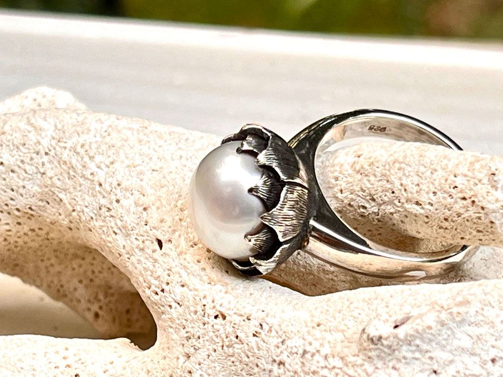 Handgefertigter Ring aus Silber mit weißer Perle
