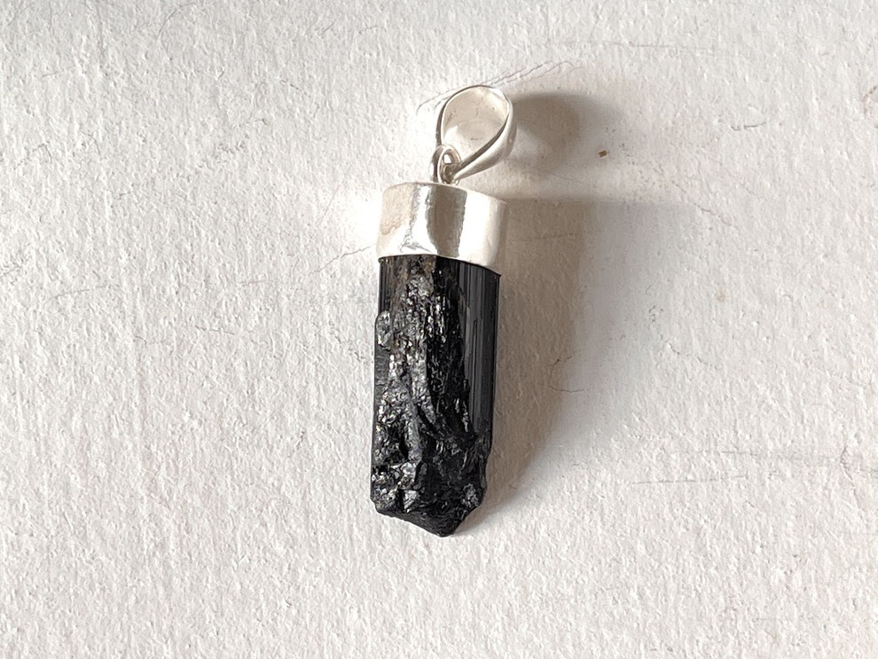 Großer Schwarzer Turmalin Kristall mit Silberkappe 