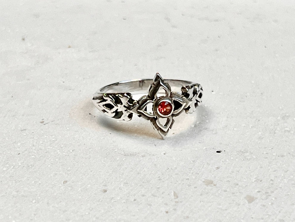 Handgefertigter Ring mit roten Granat Stein