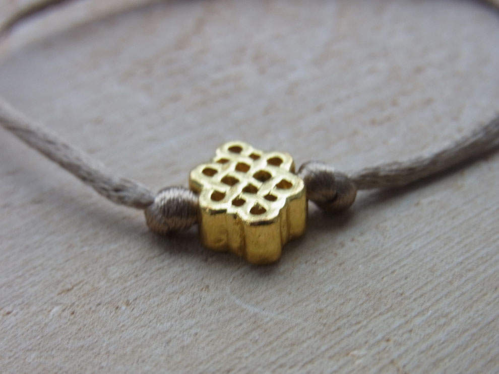 Seidenarmband mit goldenem Pasta Glückssymbol Anhänger