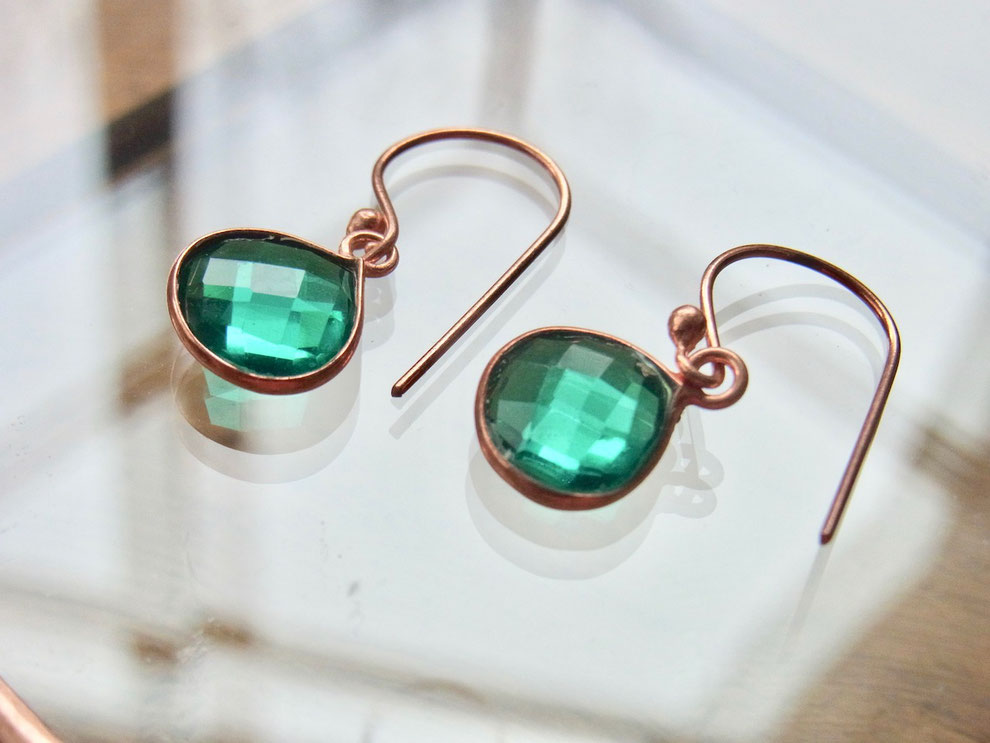 Ohrhänger aus Kupfer mit grünen Steinen