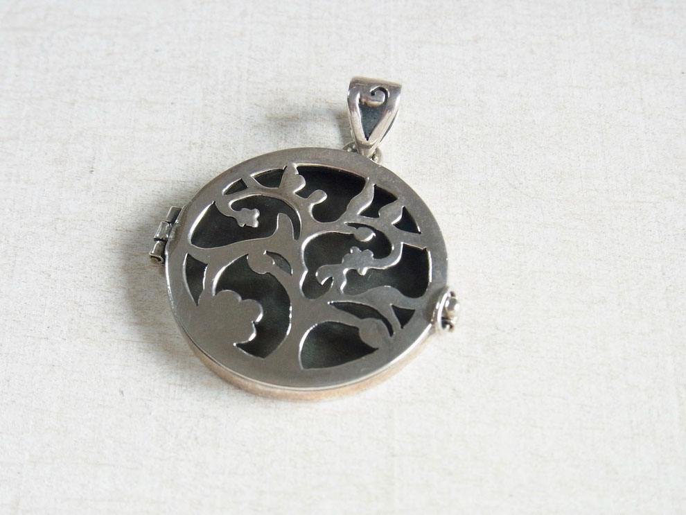 Amulett aus Silber mit Lebensbaum