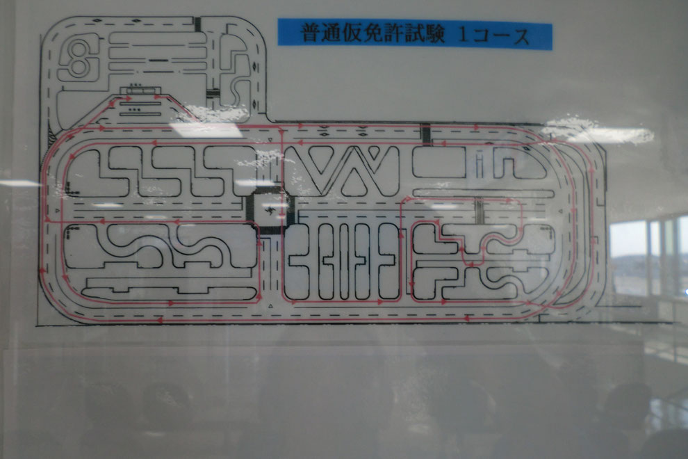 技能試験窓口の向いの壁に掲示されているコース図