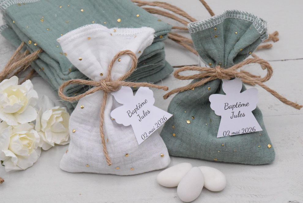 Sachet dragées double gaze avec pois doré - vert tilleul - blanc cassé / étiquettes personnalisées baptême communion