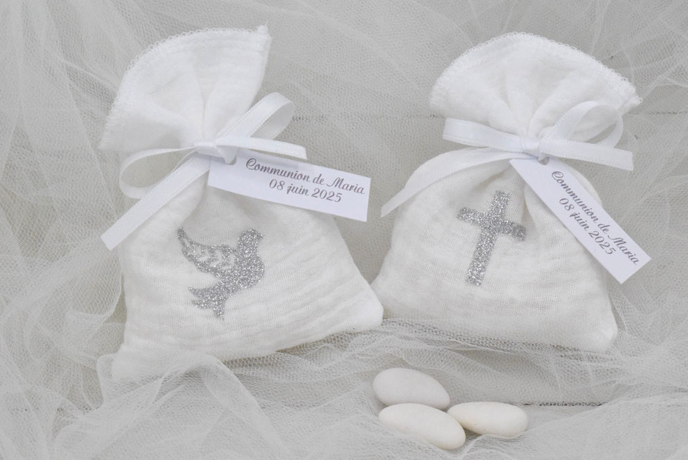 Un sachet dragées artisanal et raffiné Nos pochons dragées personnalisés colombe sont réalisés avec des matériaux de qualité : double gaze de coton blanc douce et aérienne, ruban satin français, finitions soignées issues d’un savoir-faire artisanal.