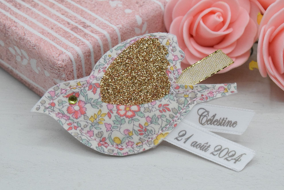 Broche Oiseau Liberty Katie and Millie Pastel /ruban personnalisable avec prénom et date / idée cadeau parrain, marraine ou témoins mariage