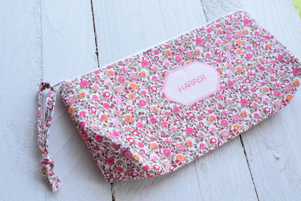 Trousse école prénom fille à personnaliser avec broderie prénom, tissu motif fleurs Liberty