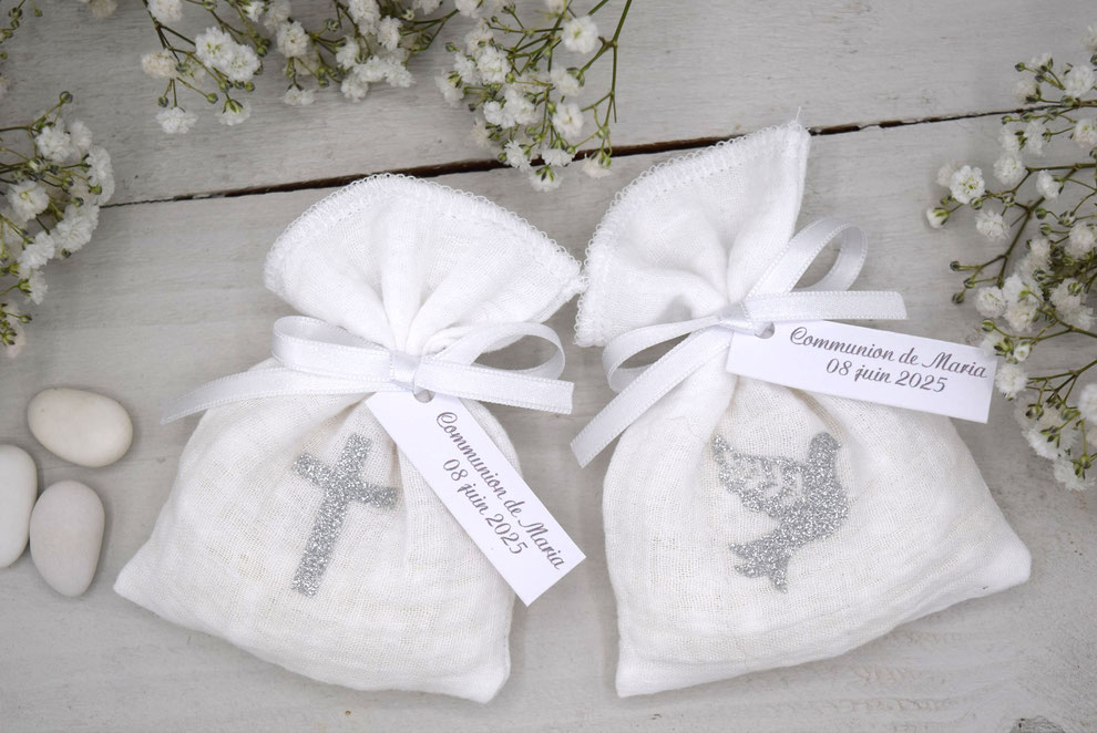 Un sachet dragées artisanal et raffiné Nos pochons dragées personnalisés colombe sont réalisés avec des matériaux de qualité : double gaze de coton blanc douce et aérienne, ruban satin français, finitions soignées issues d’un savoir-faire artisanal.
