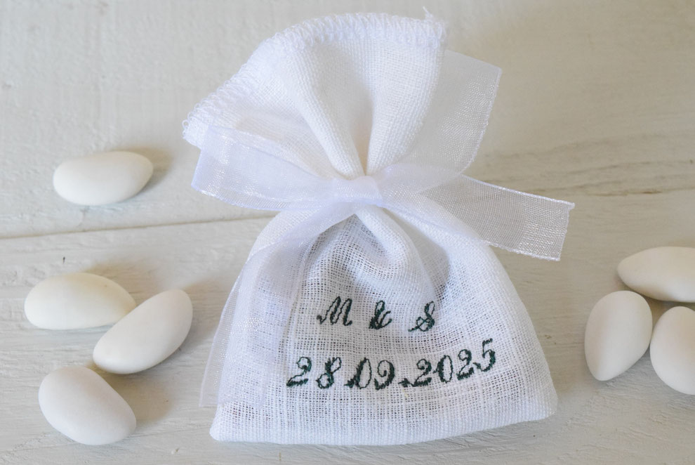 sachet lin blanc broderie initiales mariés et date de mariage pour cadeaux invités : dragées, savon, fleurs séchées