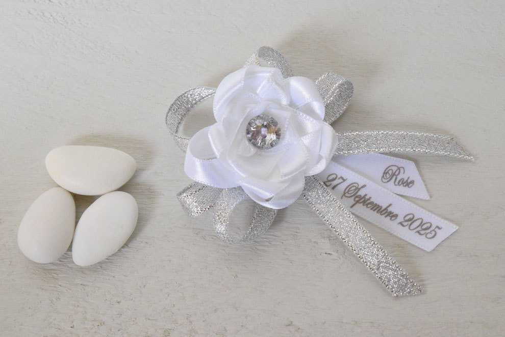 broche fleur rose fait main en ruban satin et argenté personnalisé prénom et date cérémonie
