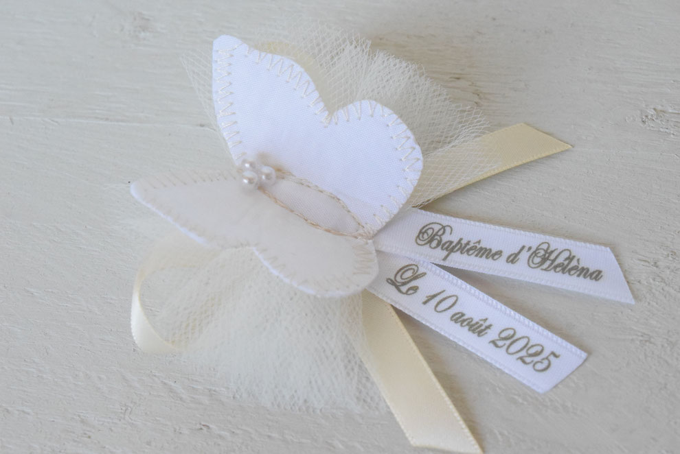  Broche personnalisée avec le prénom et date de la cérémonie