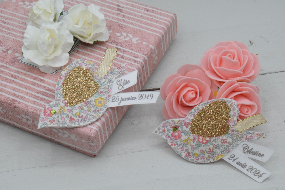 Broche Oiseau Liberty Katie and Millie Pastel /ruban personnalisable avec prénom et date / idée cadeau parrain, marraine ou témoins mariage
