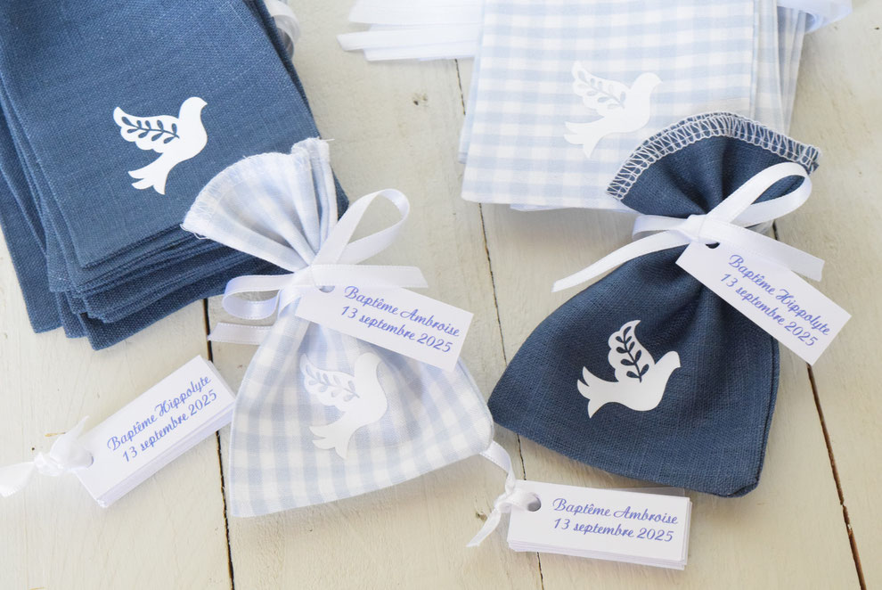 sachet dragées colombe sur tissu vichy bleu ciel et lin bleu pour baptême bébé garçon