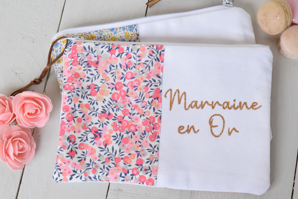 idée cadeau maraine - pochette en tissu blanc et liberty, sur la partie blanche un texte en doré " marraine en or