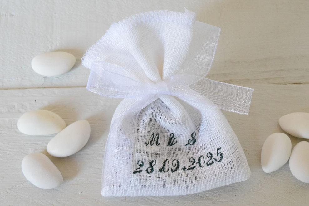 sachet lin blanc broderie initiales mariés et date de mariage pour cadeaux invités : dragées, savon, fleurs séchées