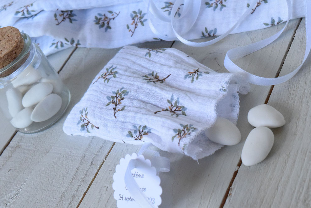 sachet dragées personnalisé baptême communion en double gaze de coton branche olivier