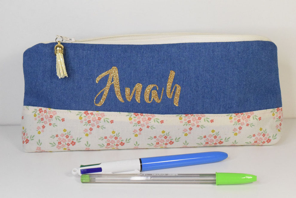 Magnifique trousse d'école en bleu jeans à personnaliser avec le prénom de votre choix, personnalisation réalisée au thermocollant paillette doré.