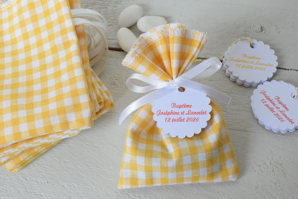pochons dragées vichy jaune avec ruban blanc et étiquette personnalisée baptême communion 