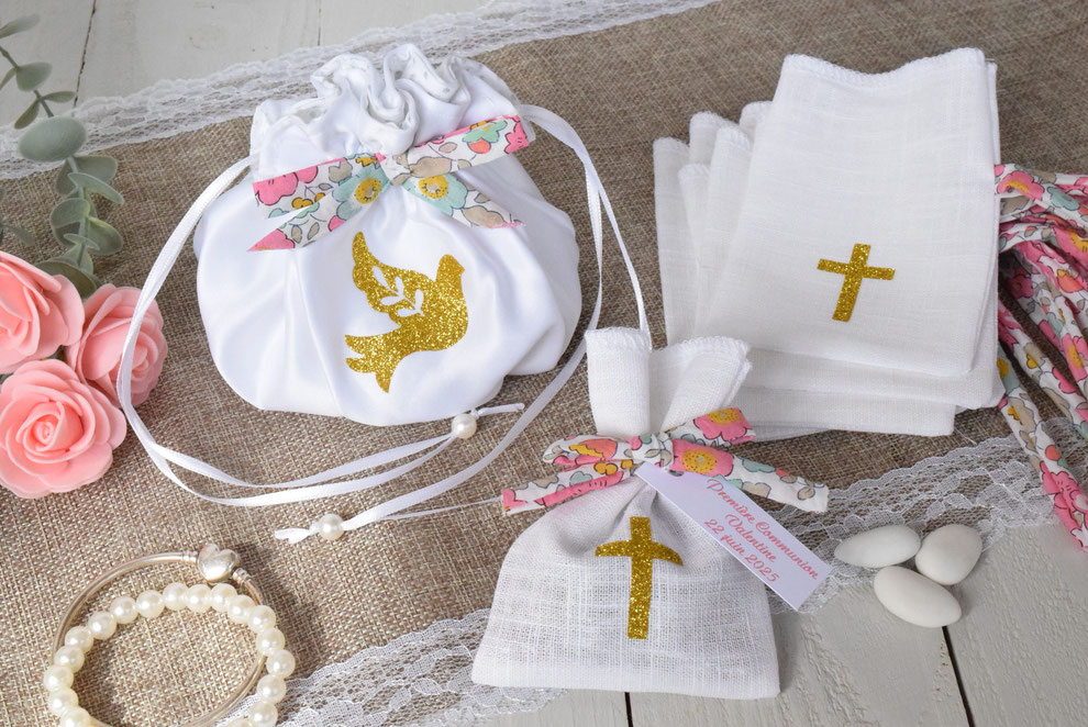 sac bourse aumonière blanc colombe doré et noeud liberty vert rose et sachet dragées lin blanc croix doré ruban noeud liberty rose vert cupcake betsy