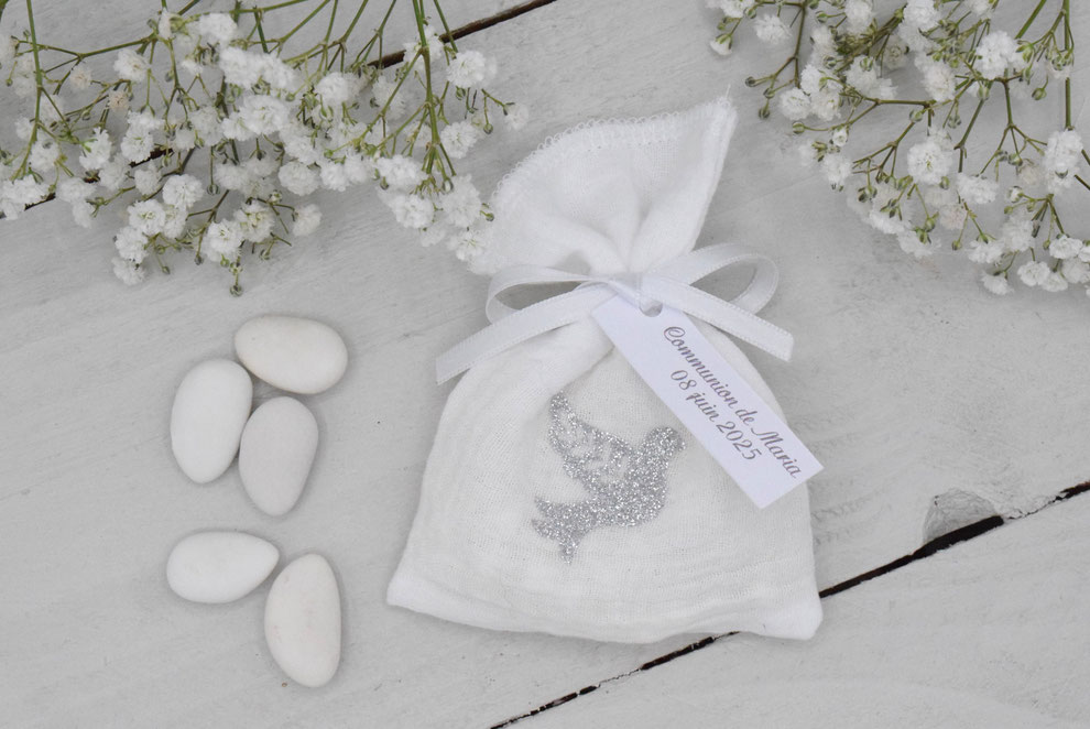 Un sachet dragées artisanal et raffiné  Nos pochons dragées personnalisés colombe sont réalisés avec des matériaux de qualité :  double gaze de coton blanc douce et aérienne,  ruban satin français,  finitions soignées issues d’un savoir-faire artisanal.  