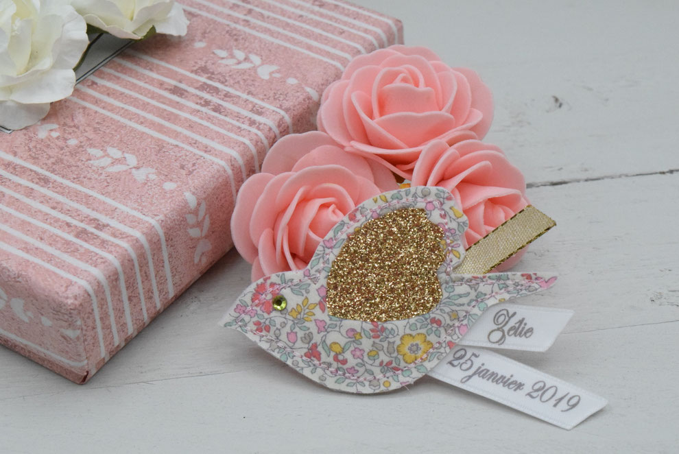 Broche Oiseau Liberty Katie and Millie Pastel /ruban personnalisable avec prénom et date / idée cadeau parrain, marraine ou témoins mariage