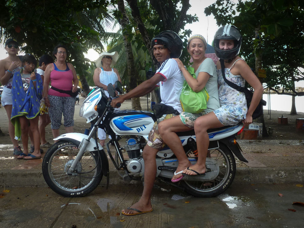 No sé qué es más peligroso, sin casco o con un casco suelto :-/